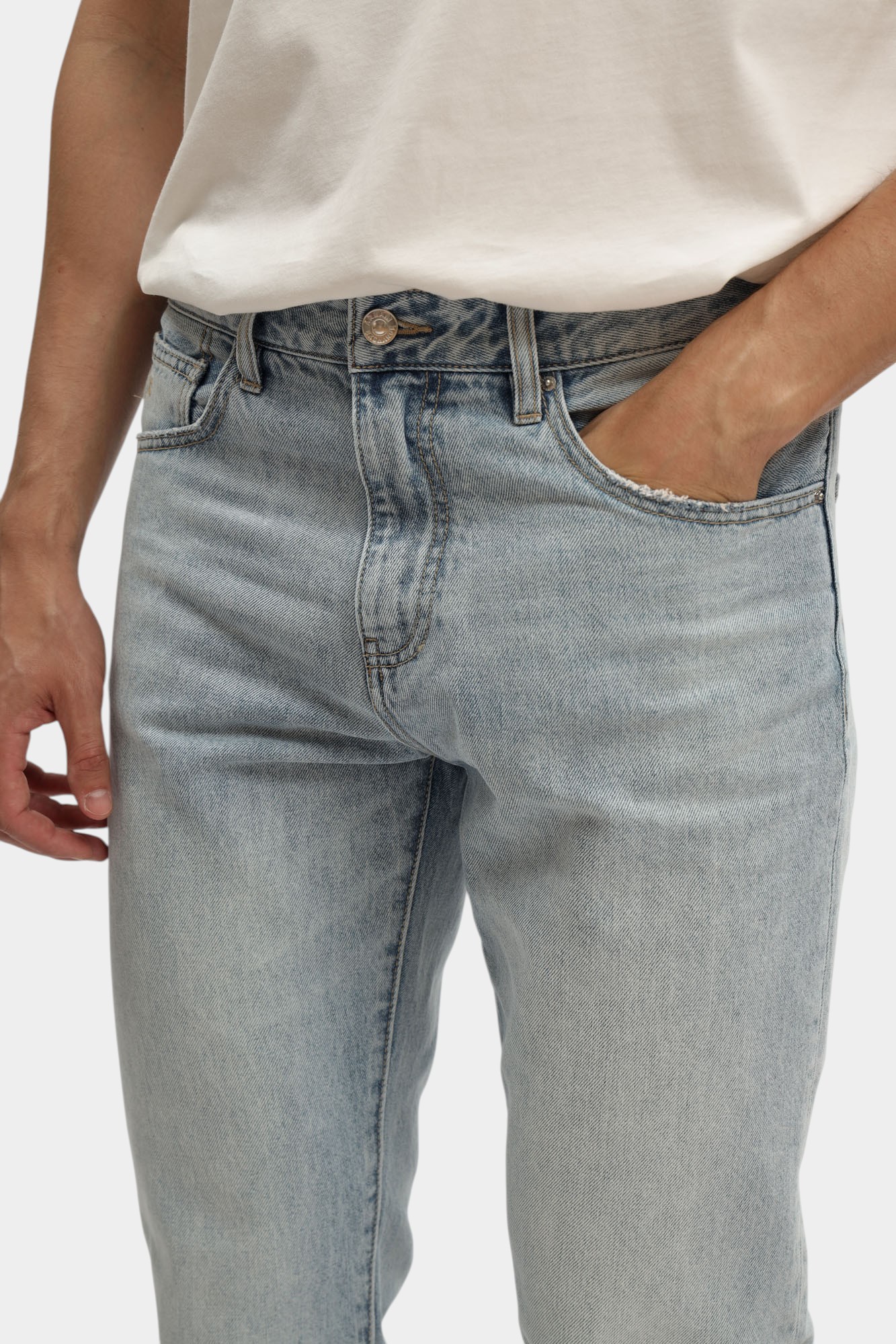 XM000049_AF18820 Джинсы узкие Armani Exchange Голубой